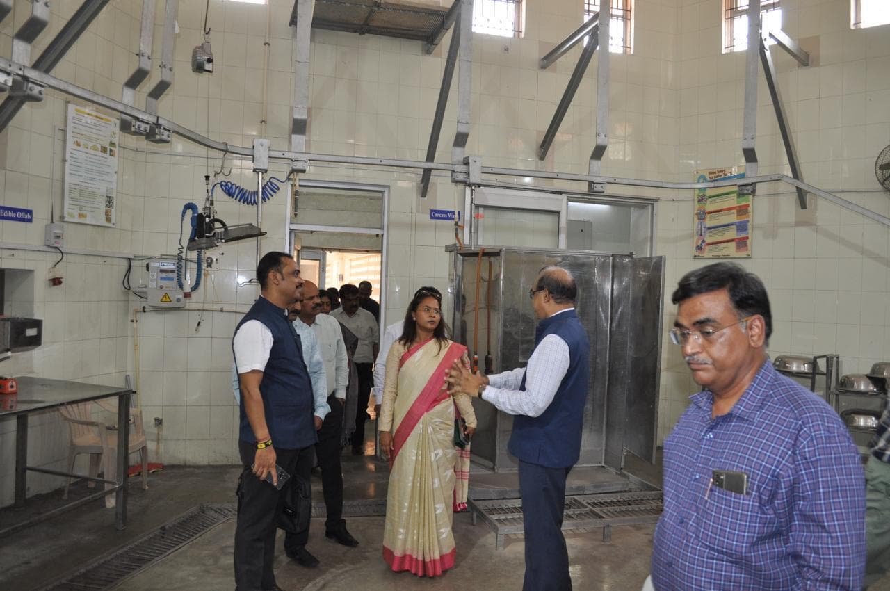 Ranchi News : बेकन फैक्टरी खोलने की संभावना देखी कृषि मंत्री ने