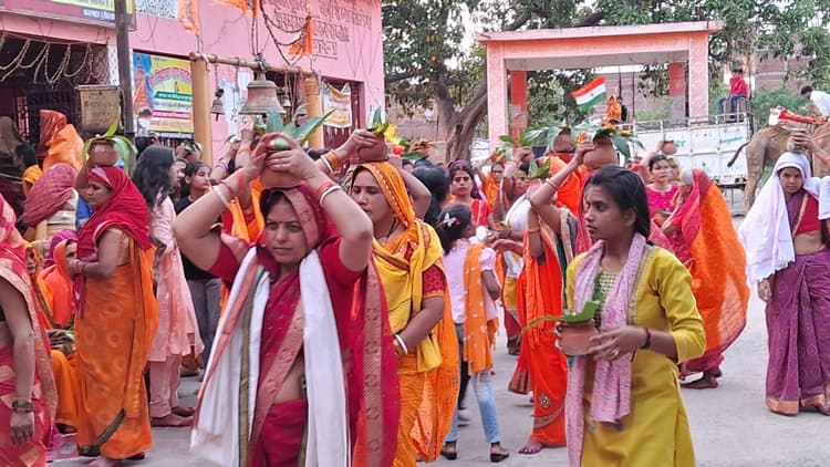 गाजे-बाजे के साथ शतचंडी यज्ञ के लिए निकाली गयी कलशयात्रा