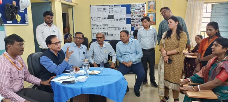 Dhanbad News: लघु उद्योग दिल्ली की टीम ने बेलगड़िया में रोजगार सृजन की संभावना तलाशी