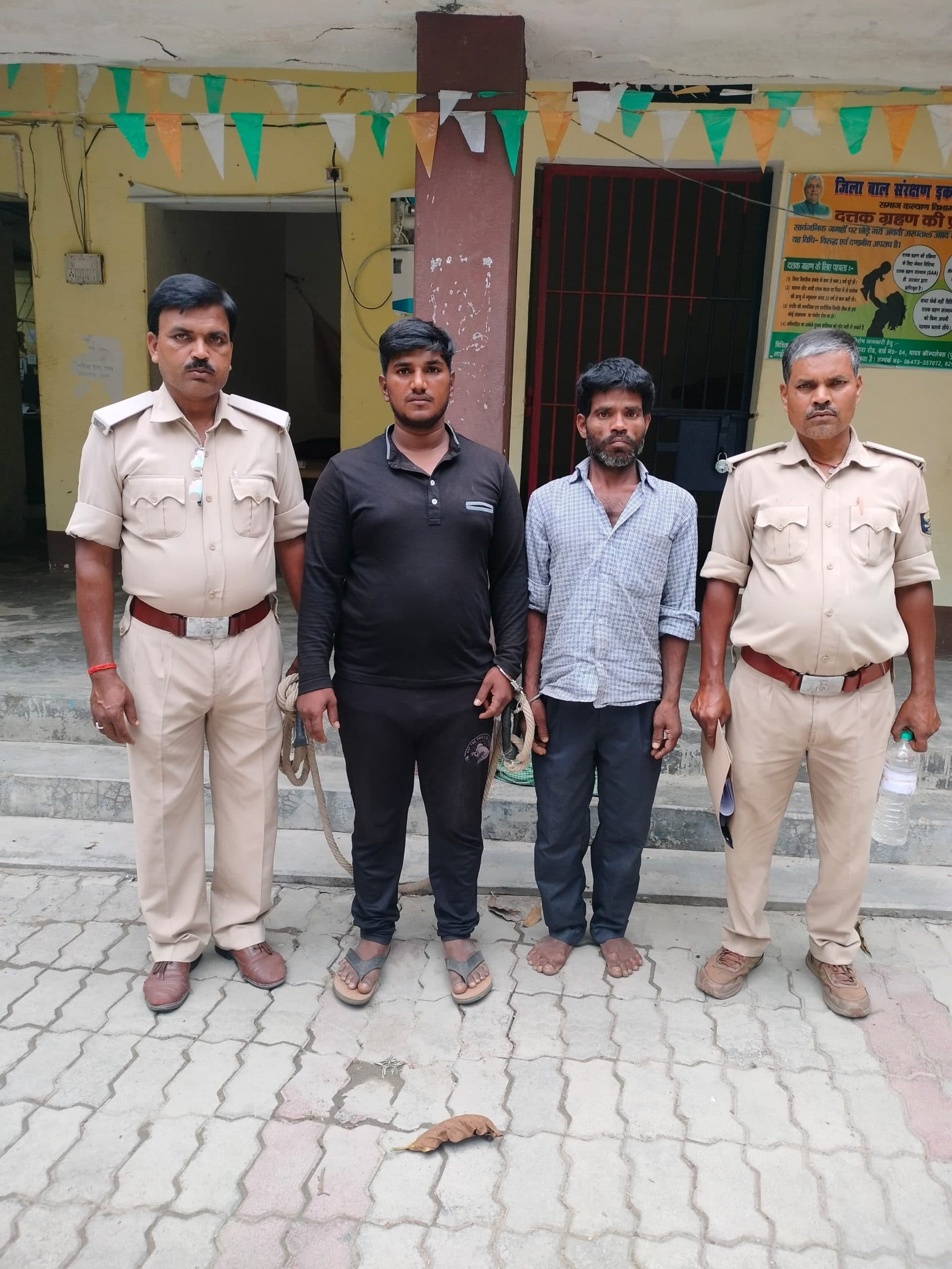 वाहन चेकिंग में 50 लीटर  शराब के साथ दो तस्कर गिरफ्तार