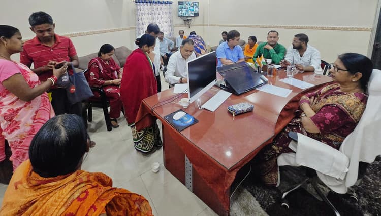 जनता दरबार में लोगों की समस्यायों रूबरू हुईं महापौर