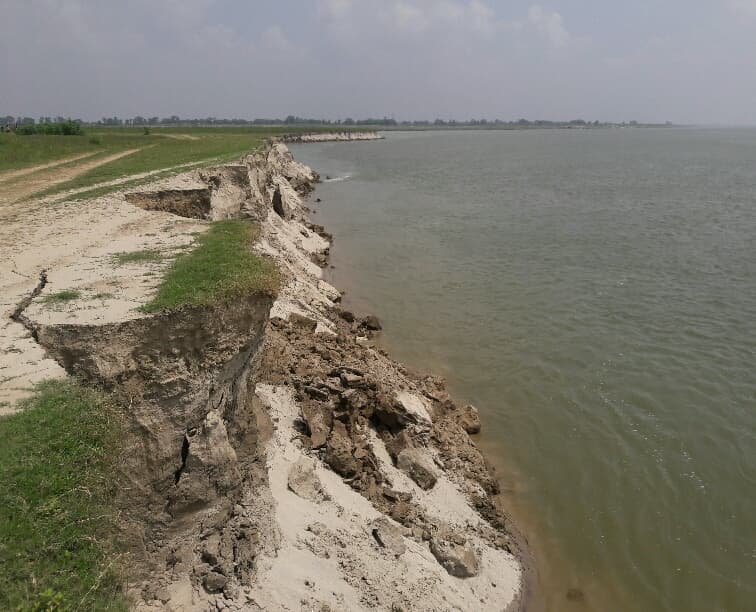 गंगा नदी के प्रवाह में बदलाव से तटीय क्षेत्र के नये भू-भाग पर बढ़ रहा कटाव का खतरा