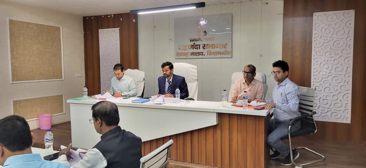 सड़क सुरक्षा को ले किये जा रहे कार्यों की डीएम ने की समीक्षा, दिये कई आवश्यक निर्देश