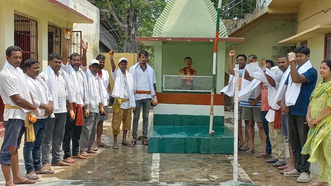 स्वच्छता अभियान चलाने पर संस्था ने गंगा समग्र को किया सम्मानित