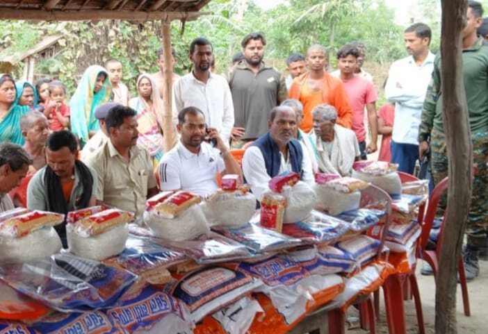 अगलगी के पीड़ितों को युवा क्रांति फाउंडेशन ने दी राहत सामग्री