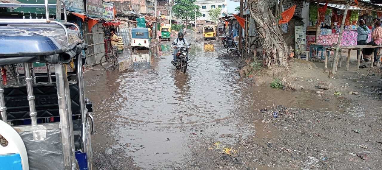 हल्की बारिश में ही ग्वालपाड़ा बाजार में हुआ जलजमाव