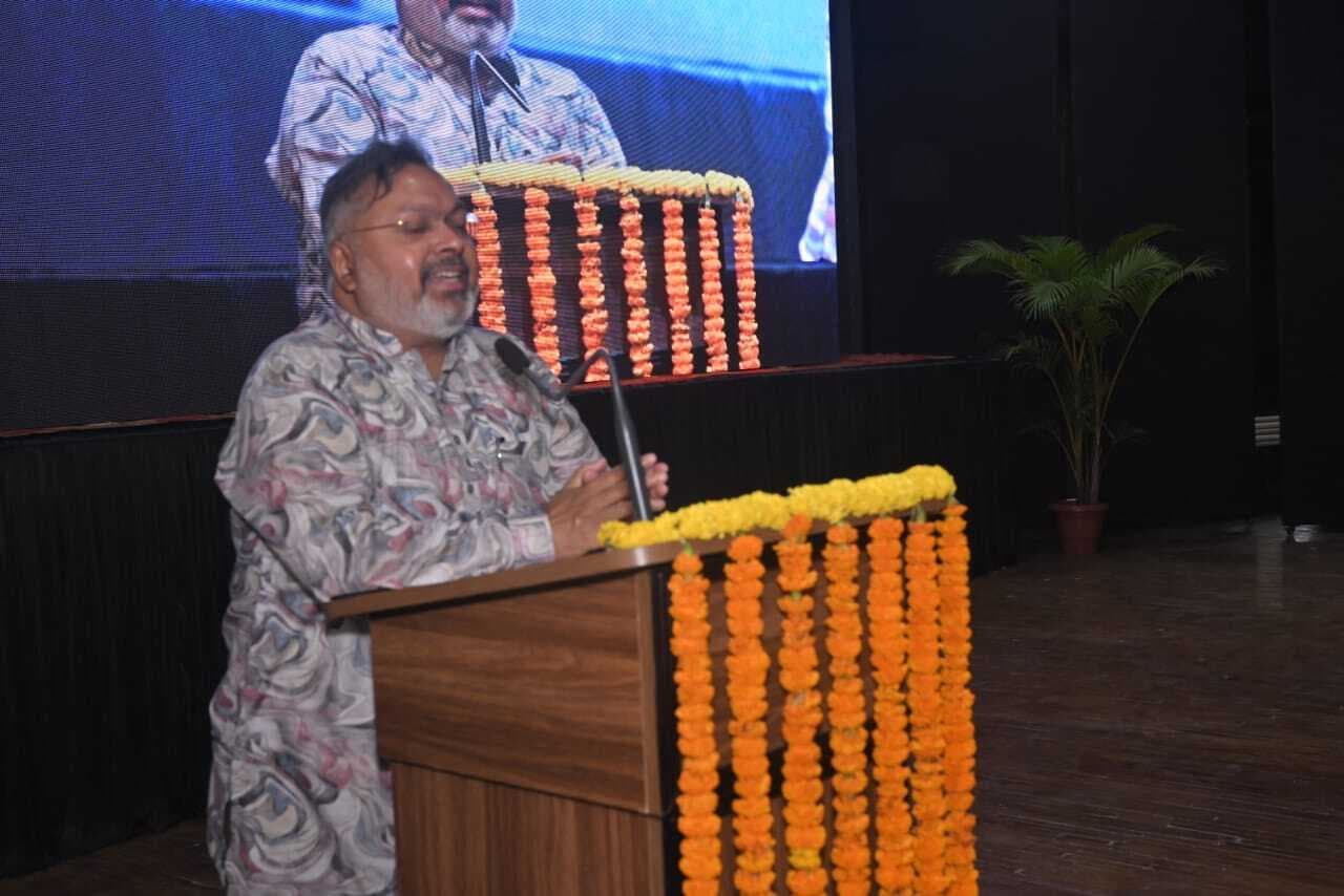 Ranchi News : विश्वास में विज्ञान को नहीं ला सकते : देवदत्त पटनायक