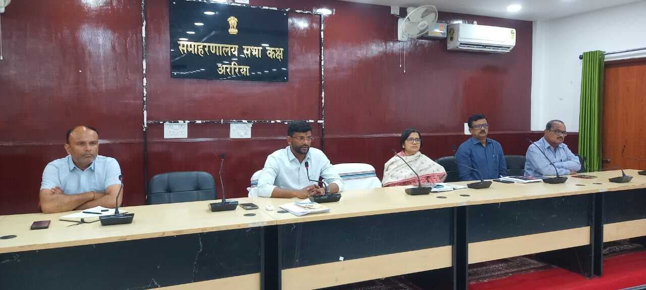 डीएम ने की विभिन्न विकास योजनाओं की समीक्षा