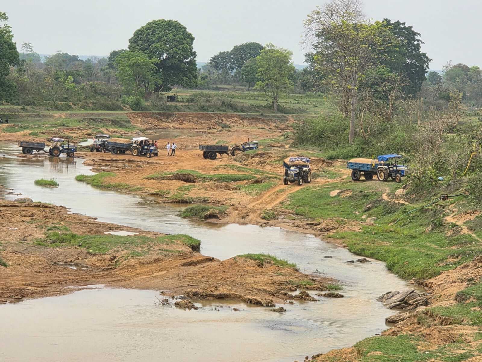 कर्रा में कारो नदी से बालू के अवैध उत्खनन पर कार्रवाई, दस ट्रैक्टर जब्त