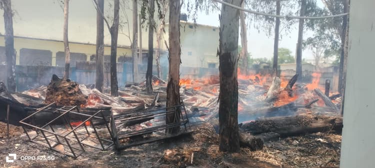 विद्यालय परिसर मे लगी आग, लकड़ियां जलकर राख