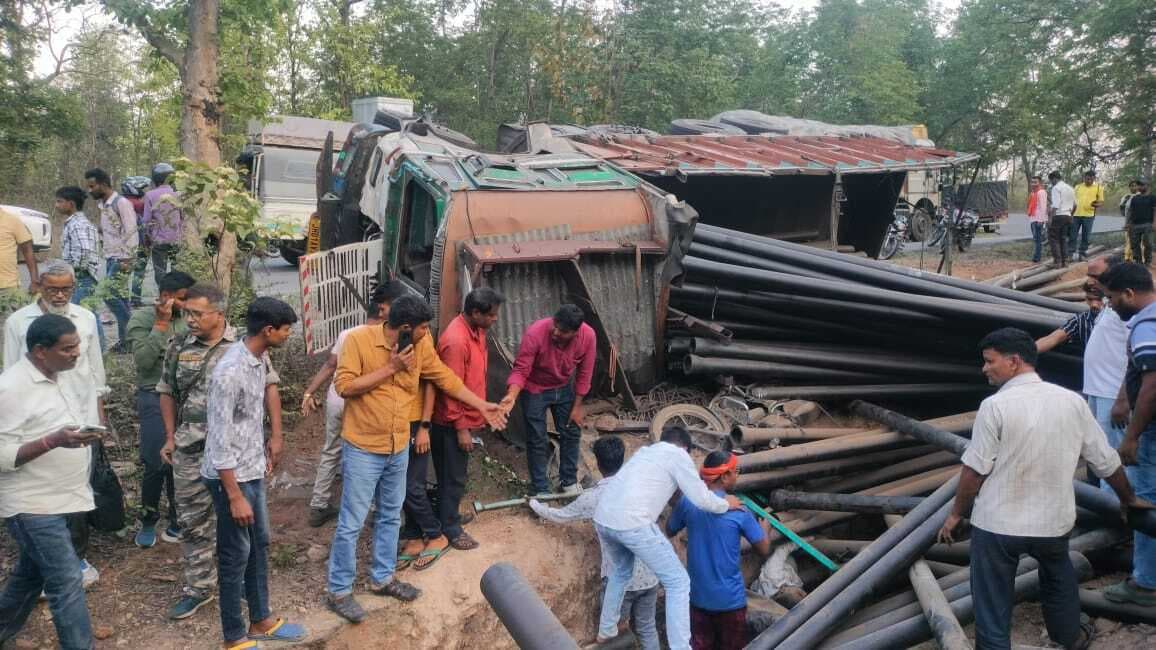 पाइप लदा ट्रक पलटा, बचा बाइक सवार