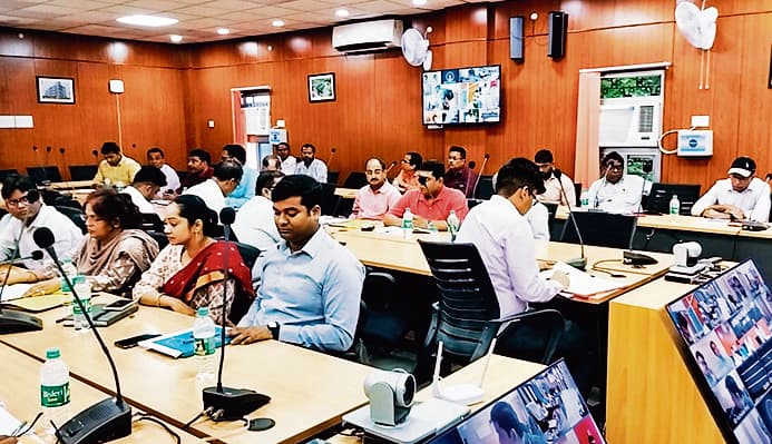 Gopalganj News : चौराहों पर लगाएं प्याऊ, स्वच्छ जल का कराएं इंतजाम: डीएम
