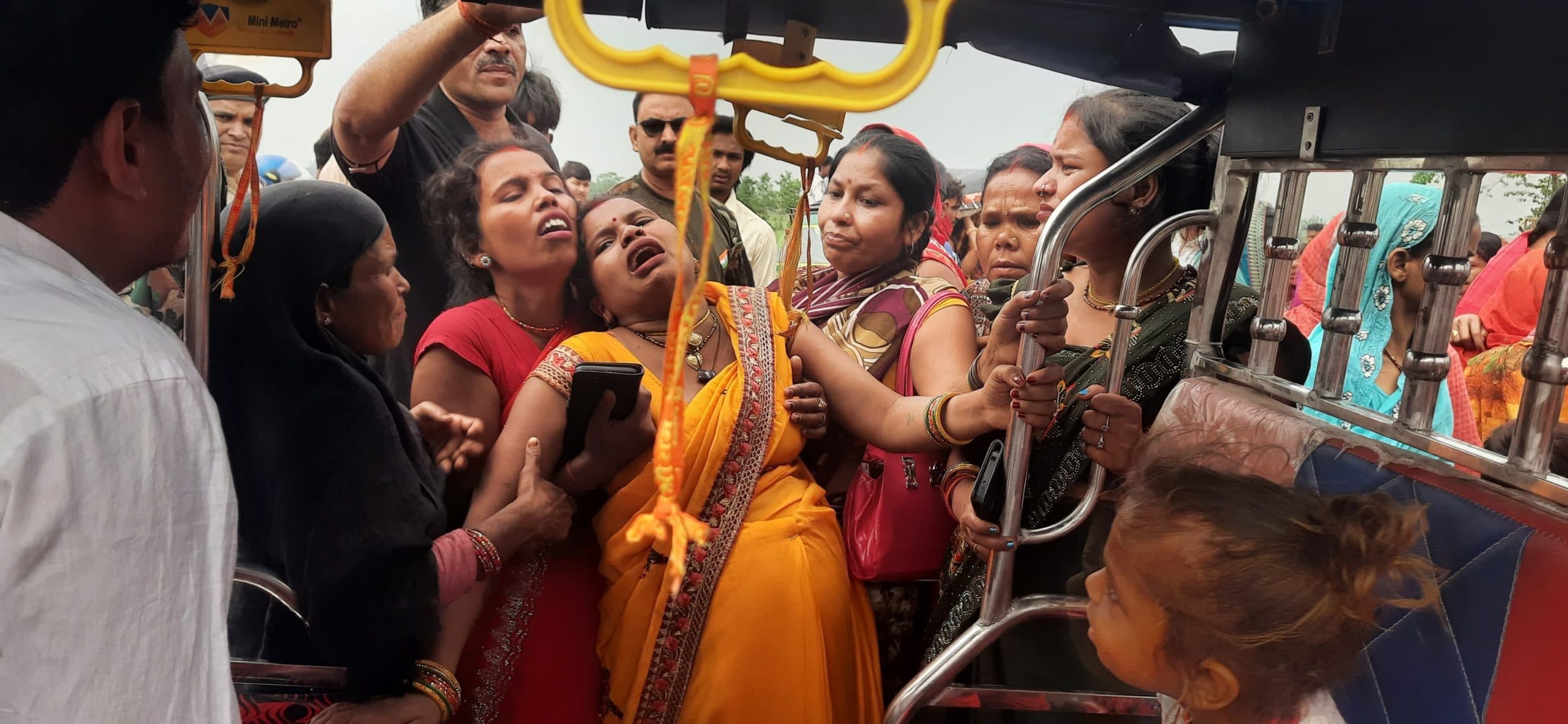 ट्रक की ठोकर से बाइक सवार सास व नवविवाहित बहू की मौत
