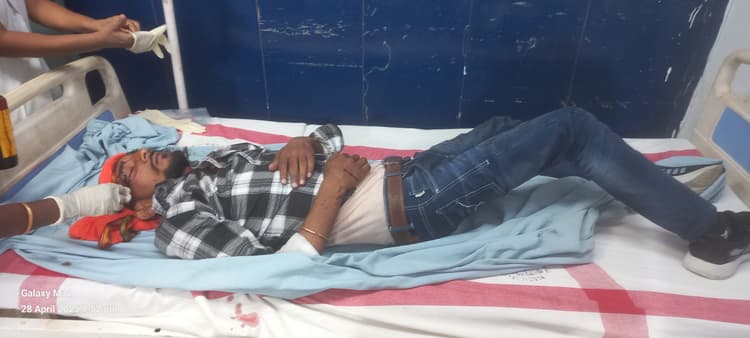 बाइक के आमने-सामने की टक्कर में दोनों चालक जख्मी, रेफर