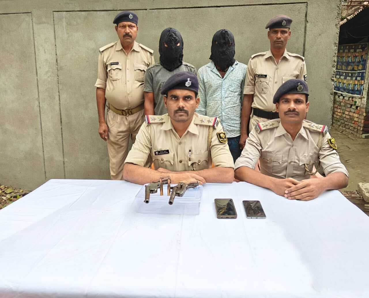 Motihari: हथियार के साथ शराब तस्कर सहित दो बदमाश गिरफ्तार