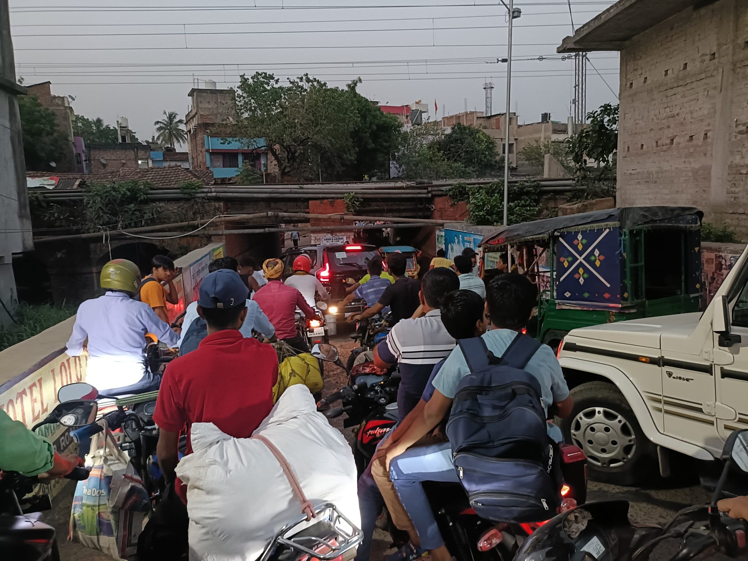 बरहरवा नगर के जोला नाला पर ढलाई करके बनाया गया अंडरपास पर रोज लगता है जाम