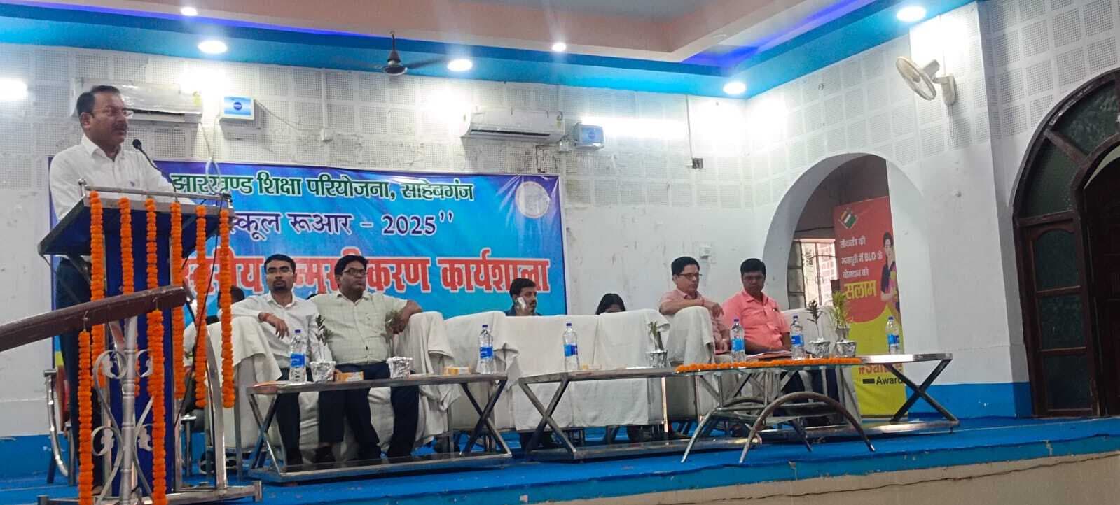 स्कूलों में बच्चों के शत-प्रतिशत नामांकन का लक्ष्य करें हासिल : डीडीसी