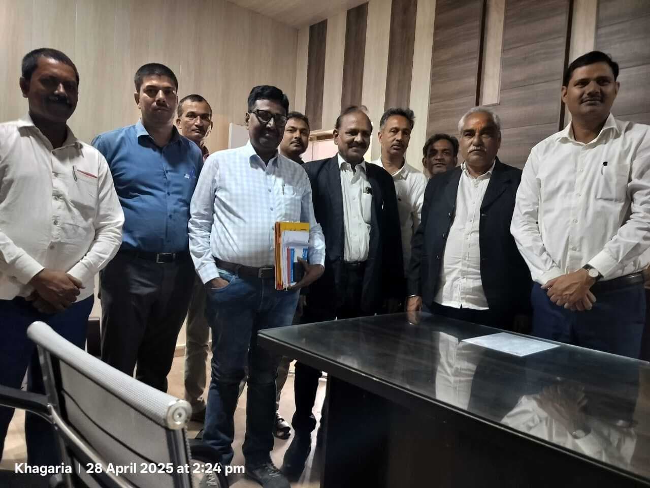 बेलदार नगर पंचायत बस स्टैंड की बंदोबस्ती हुई रद्द, बस संचालकों ने गुलाल उड़ाकर मनाया जश्न