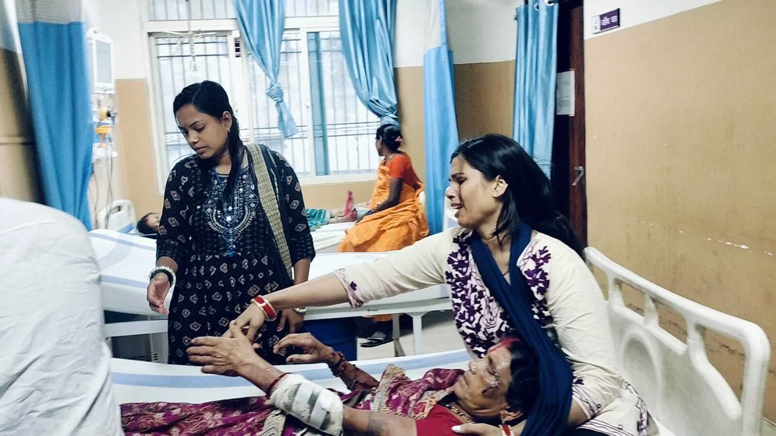 ई-रिक्शा पलटने से चार यात्री घायल