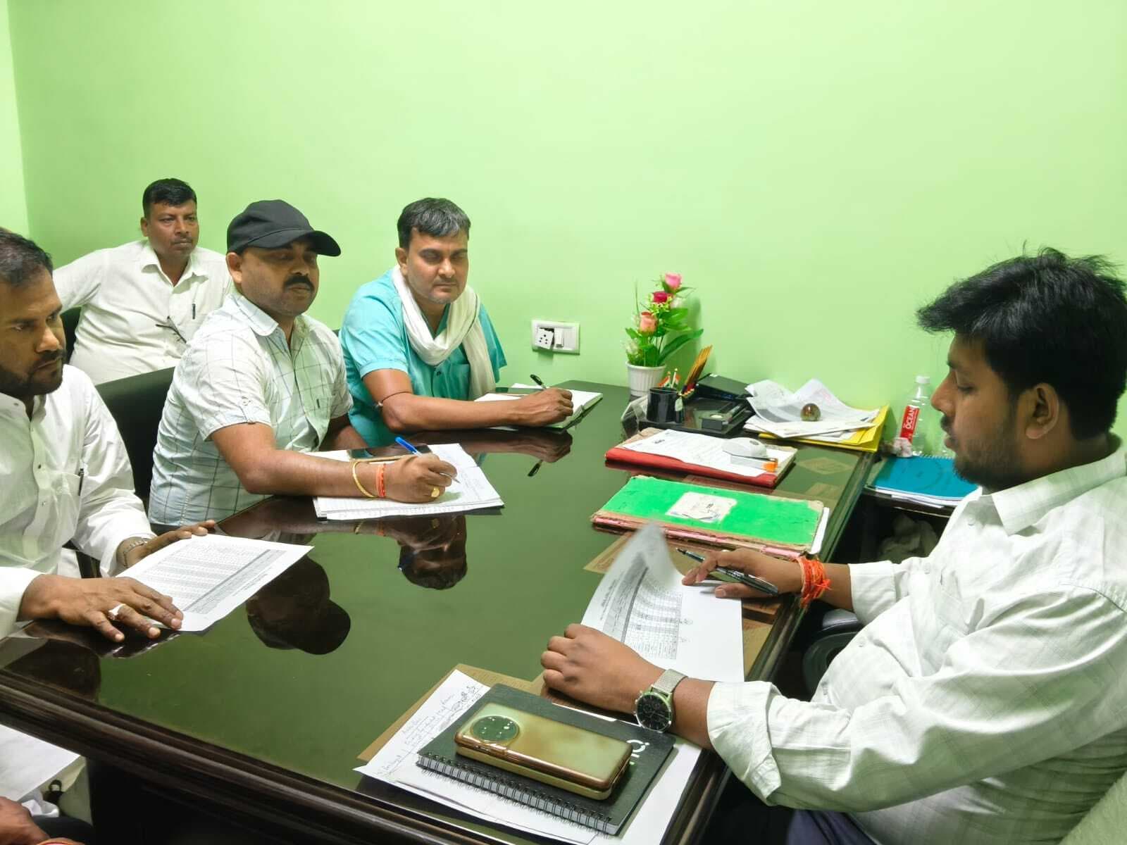 प्रखंड कार्यालय धोरैया में बीडीओ ने आवास सहायकों के साथ की बैठक