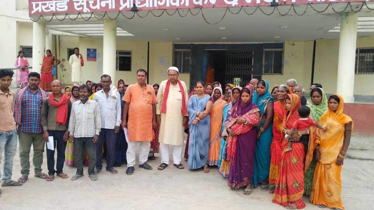 बांध पर बसे महादलित परिवारों को परचा दिलाने की मांग को लेकर सीओ से लगायी गुहार