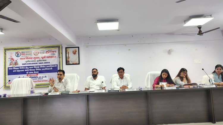 Motihari: कार्यालय कार्यों की नियमित समीक्षा करें अधिकारी : डीएम