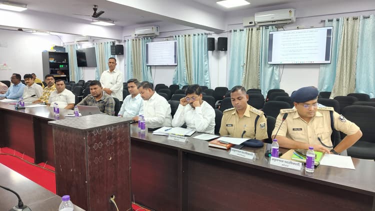 Motihari:अवैध व्यापार व सेवन के खिलाफ करें नियमित छापेमारी : डीएम