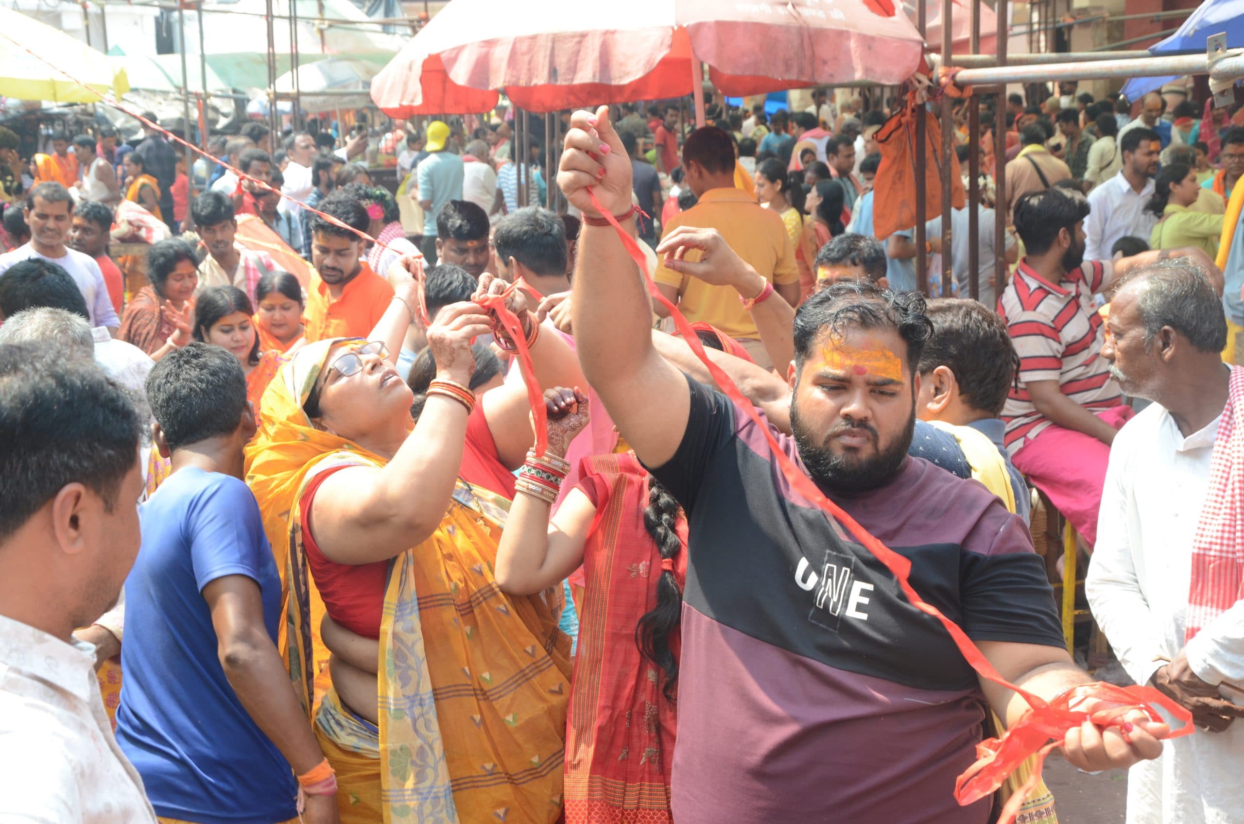 Deoghar news : बाबाधाम में श्रद्धालुओं का उमड़ा सैलाब, 30 हजार ने किया जलार्पण