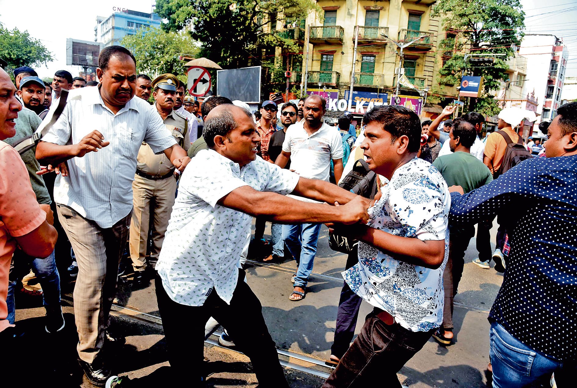 योग्य सूची में नाम नहीं आने पर हाजरा मोड़ पर प्रदर्शन, पुलिस से झड़प, कई हिरासत में