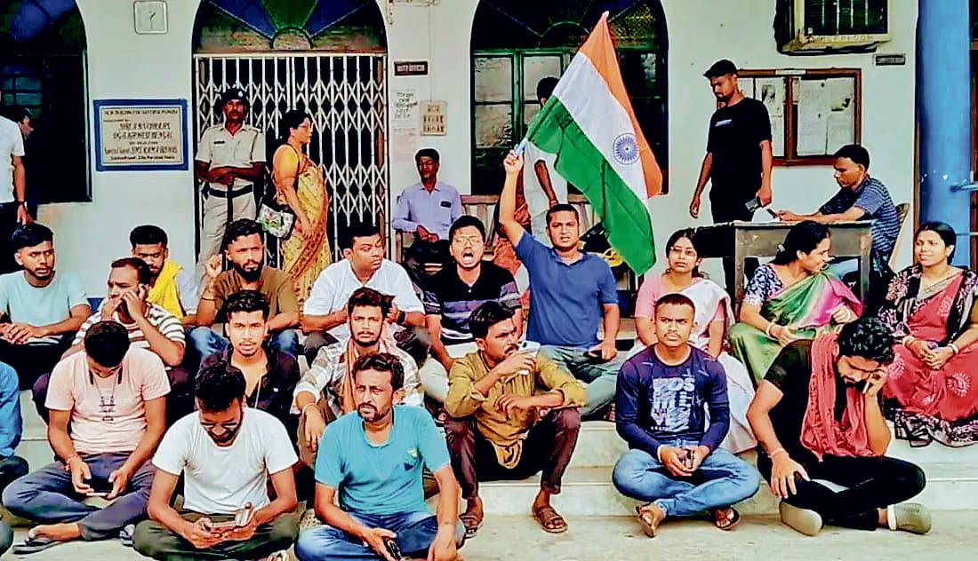 सोशल मीडिया पर भारतीय सेना के बारे में भद्दी टिप्पणी, शांतिपुर में तनाव