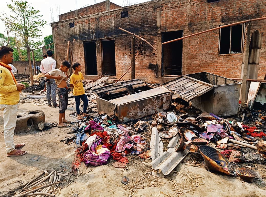 Gopalganj News : पटखौली गांव के चंवर में लगी आग, चार घर समेत लाखों की संपत्ति राख