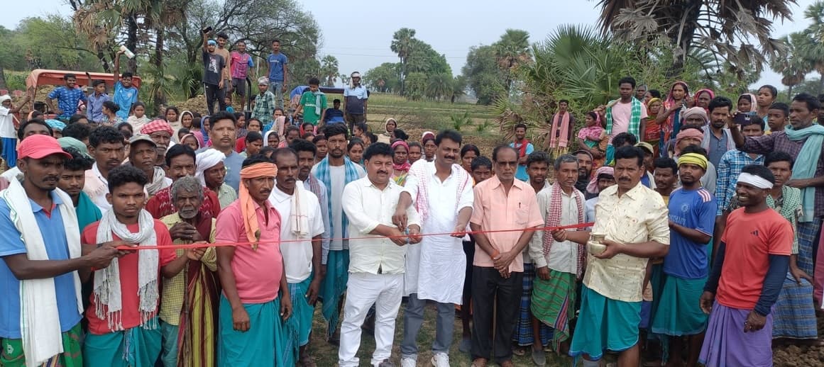 कित्ता केंदुआ व खुर्द सांखी गांव के ग्रामीणों ने सड़क के लिए दी जमीन, श्रमदान से किया निर्माण