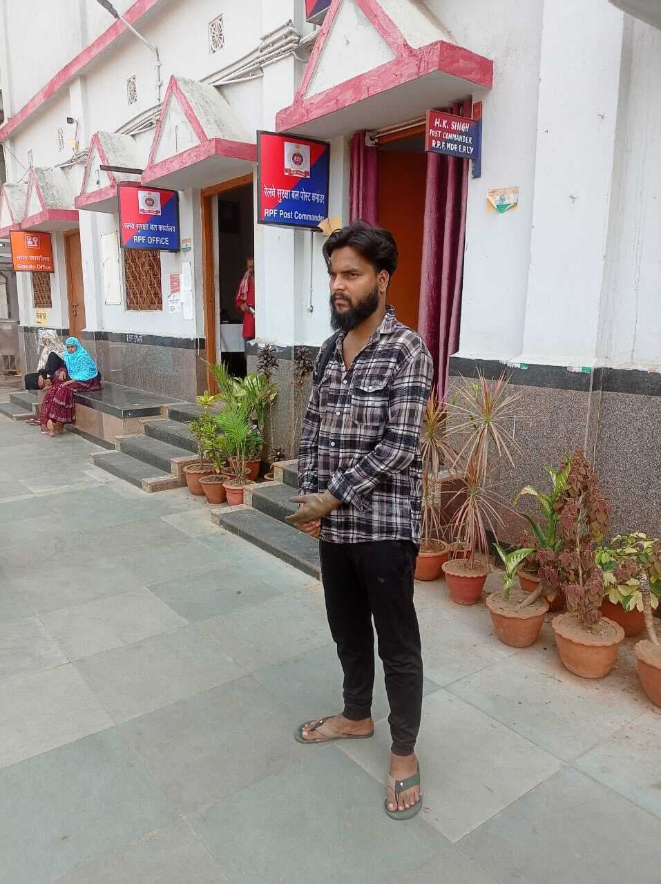 हावड़ा से आरा जा रहे दिव्यांग यात्री के साथ मारपीट कर नकदी छीना