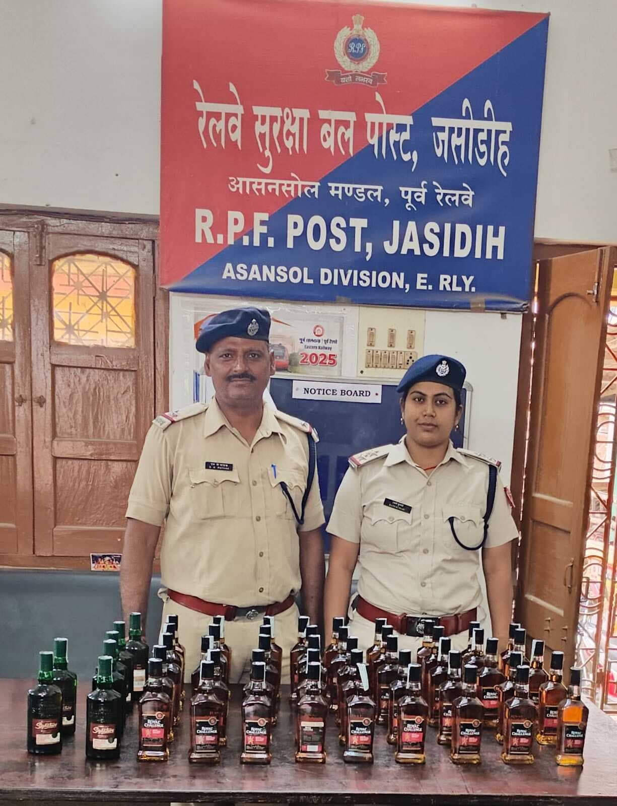 Deoghar News : आरपीएफ ने दो ट्रेन से भारी मात्रा में शराब पकड़े