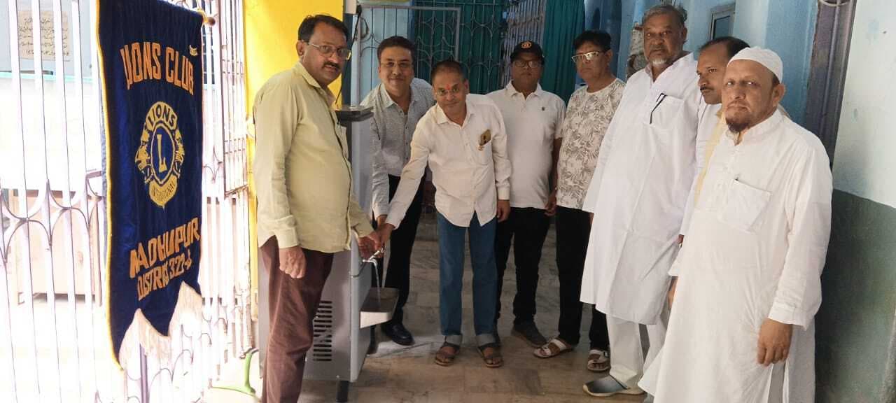 मदरसा में लायंस क्लब ने लगवायी वाटर कूलिंग मशीन