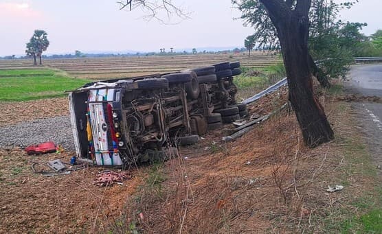 पथरगामा के केरवार मोड़ के समीप चिप्स लदा हाइवा पलटा