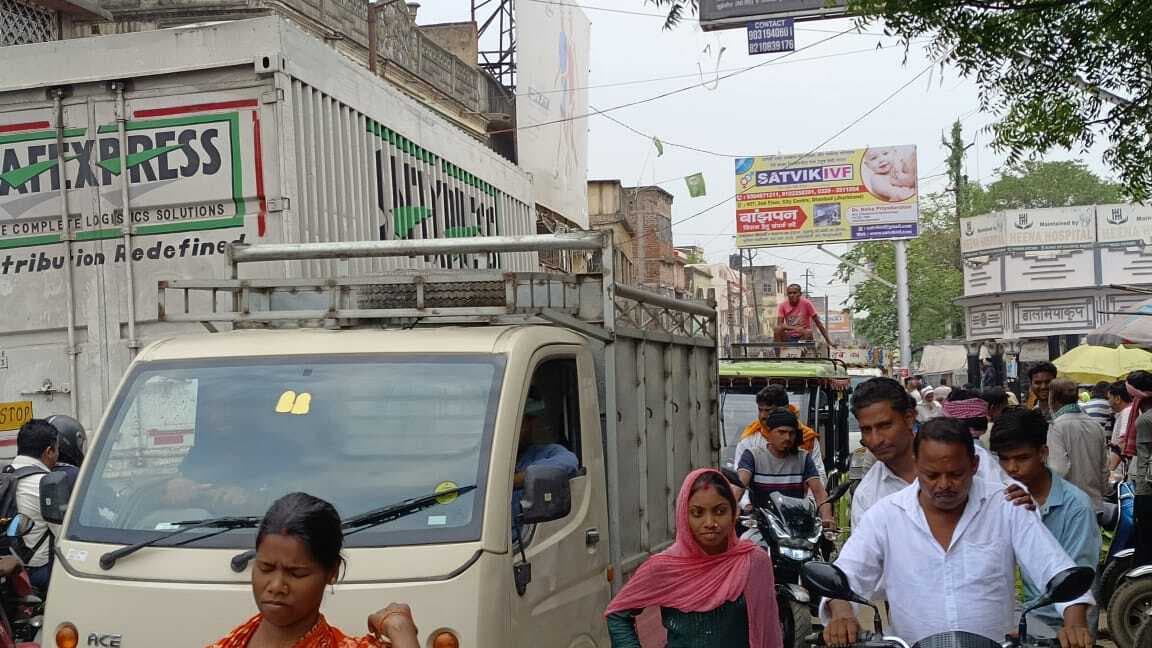 अतिक्रमण से सिकुड़ी सड़कें, लग रहा जाम