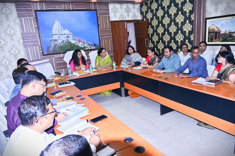 Giridih News: झारखंड बाल आयोग की टीम ने की अधिकारियों के साथ बैठक