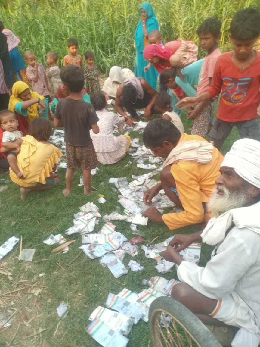 Aadhar card wasted in Samastipur:गड्ढा में फेका हुआ मिला तीन बोरा आधार कार्ड