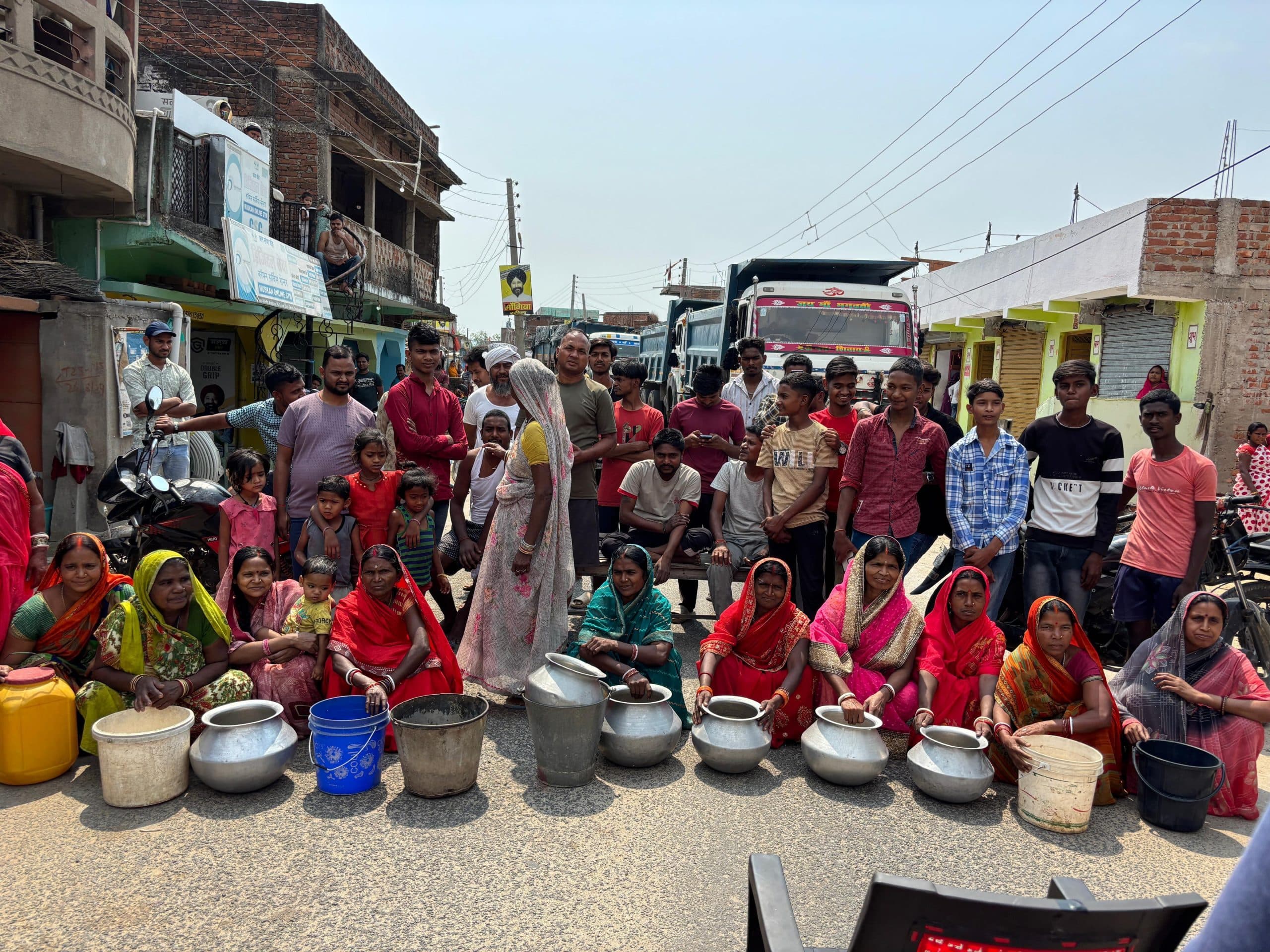 Giridih News: मंझने के लोगों ने बाल्टी-डेकची लेकर किया रोड जाम