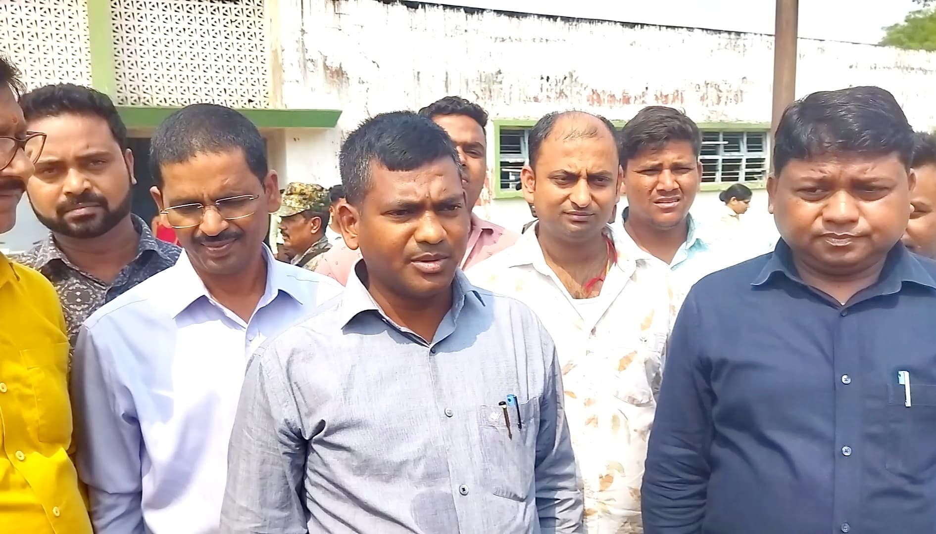 Bokaro News : स्कूल के कमरे व खेल मैदान पर अतिक्रमण की जांच