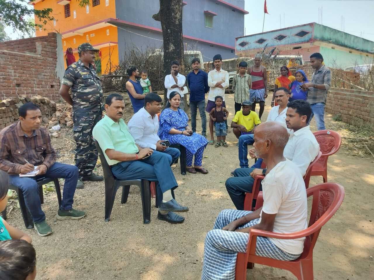 Giridih News: नाइजर में अगवा हुए पांच मजदूरों के घर पहुंचा प्रशासनिक महकमा