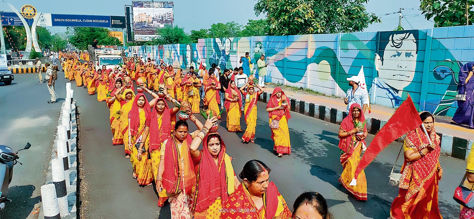 Rourkela News: ब्राह्मणी नदी का जल लेकर 316 महिलाओं ने निकाली कलश यात्रा