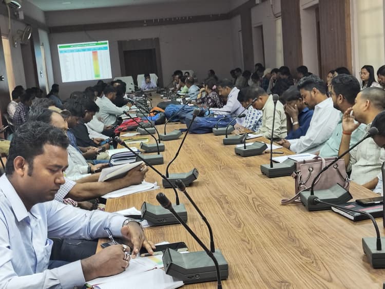 Chaibasa News : बीडीओ रोज कर्मियों को भेज अबुआ व पीएम आवास निर्माण में तेजी लायें