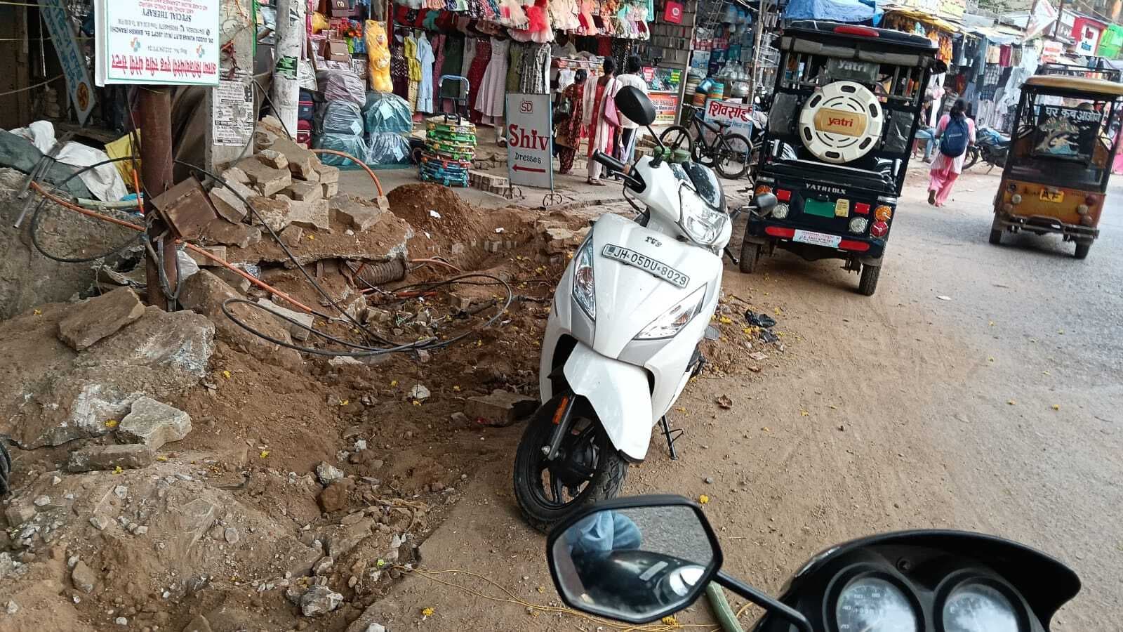 Chaibasa News : पेयजल पाइप के लिए खोद दिया फुटपाथ, जाम लगने से परेशानी