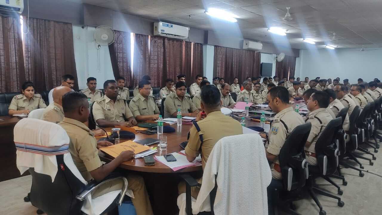 Dhanbad News : क्राइम मीटिंग में बोले एसएसपी-संगठित अपराध रोकें व फरार गैंगस्टर्स को जल्द करें गिरफ्तार