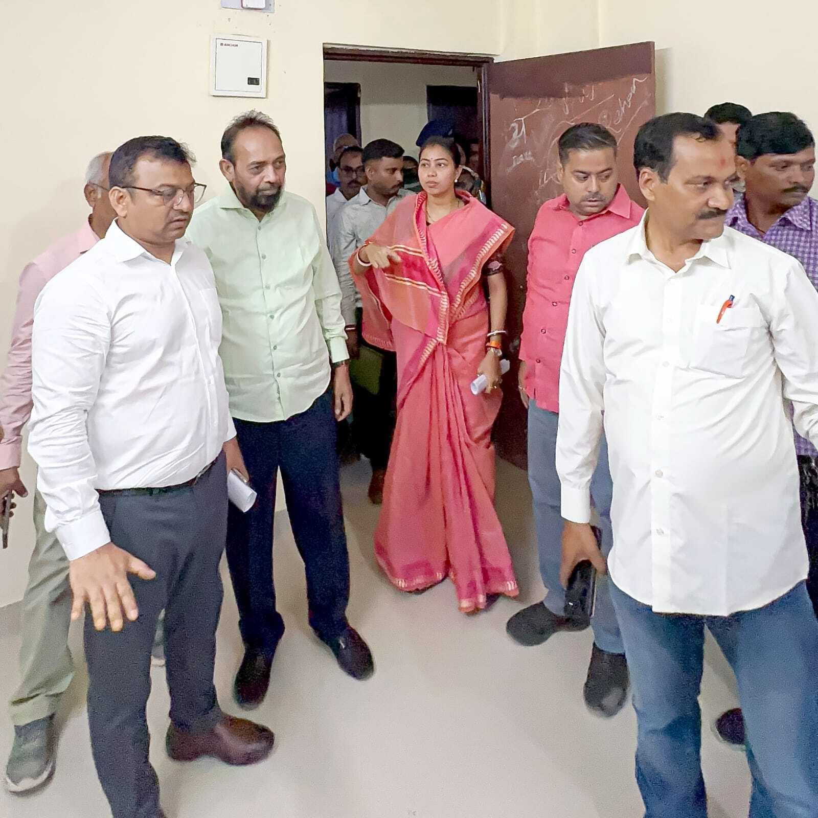 Jamshedpur News : सांसद व विधायक ने पीएम आवास कार्यों का किया निरीक्षण, धीमी गति पर जतायी नाराजगी