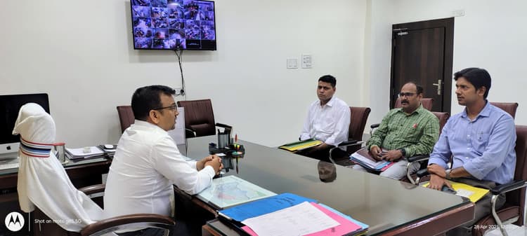 Jamshedpur News : डीएमसी ने की प्रधानमंत्री आवास योजना निर्माण की समीक्षा, बिजली विभाग को जल्द ट्रांसफॉर्मर व मीटर लगाने का निर्देश