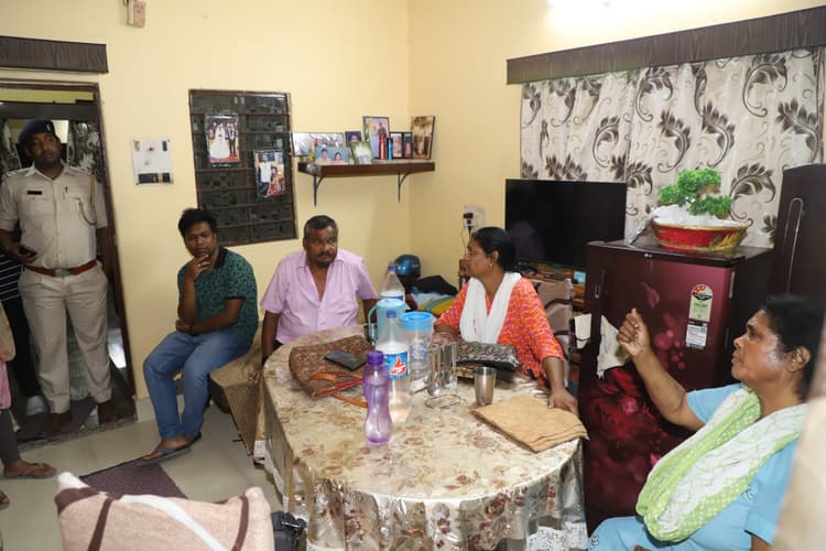 Jamshedpur News : यह औरत बहुत तेज है, पैर में गोली मार दो...लूटपाट के दौरान अपराधियों ने धमकाया