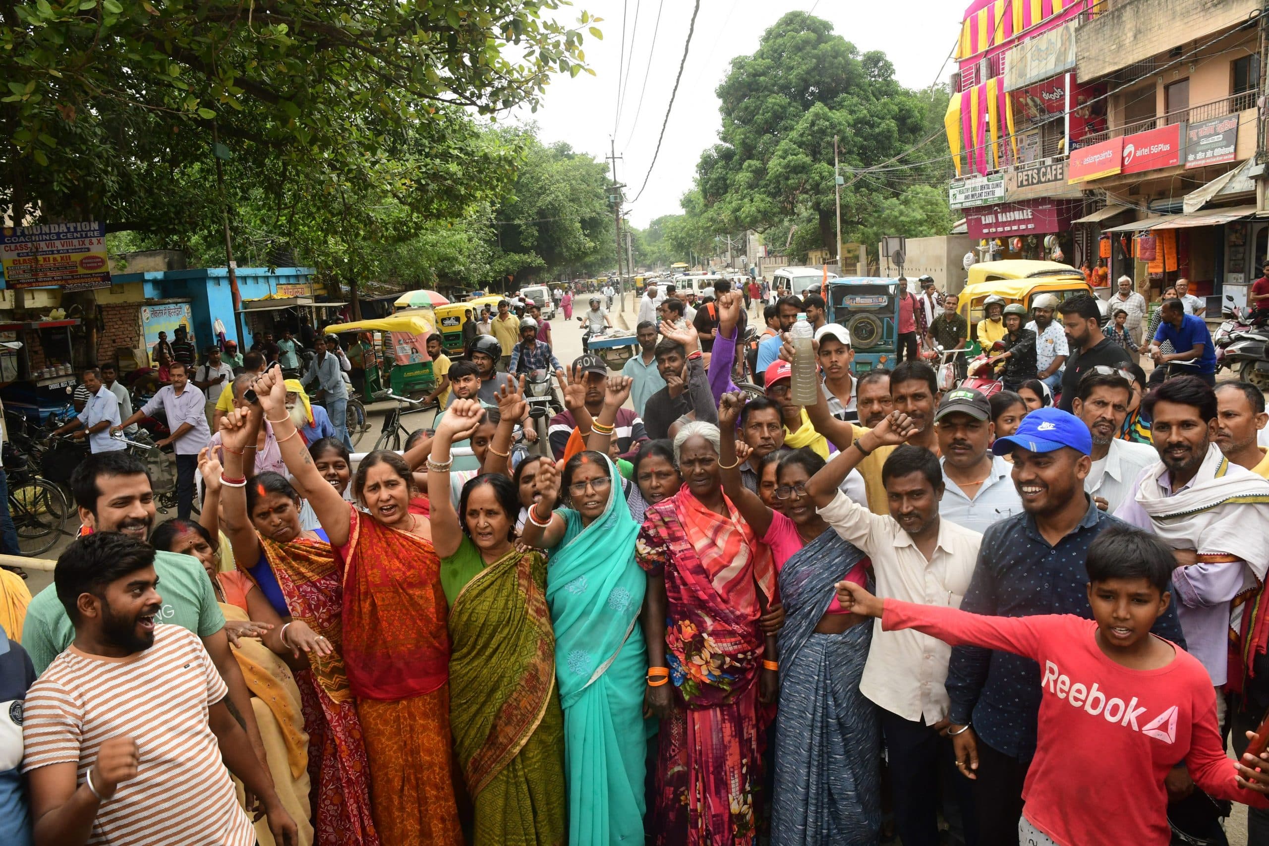 Patna News : गोलघर इलाके के घरों में नलों से गंदा पानी आने पर फूटा गुस्सा,  सड़क को किया जाम